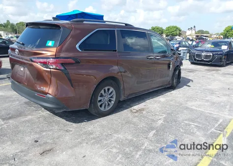 2022 Toyota Sienna Xle z USA, uszkodzony, nr VIN 5TDYRKECXNS122926